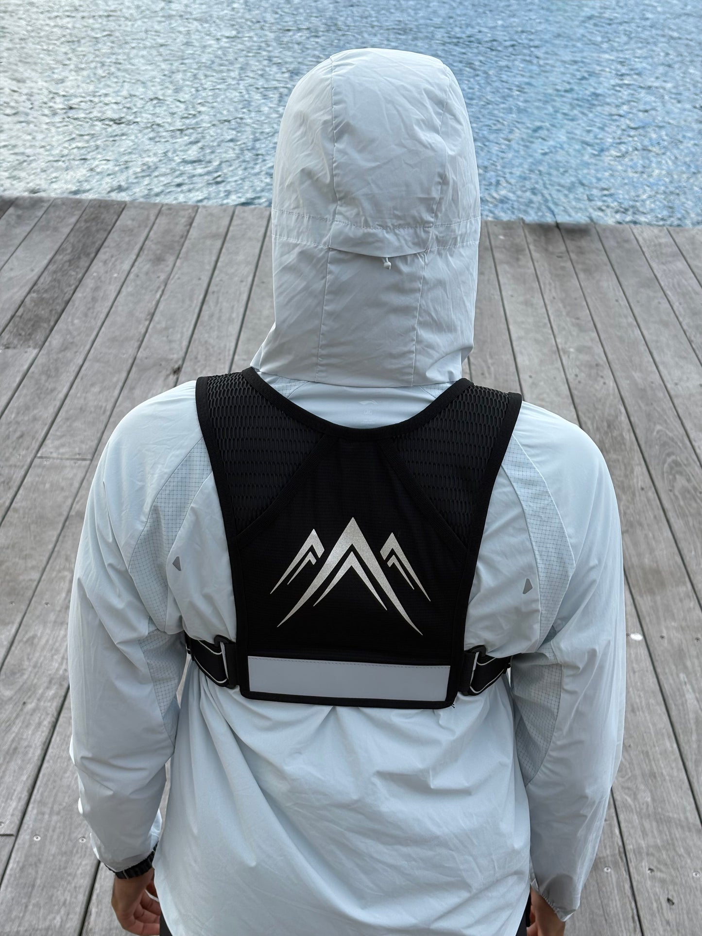 Bounce Free Storage for Your Phone, Hydration & Fuel - CarryLite Running Vest