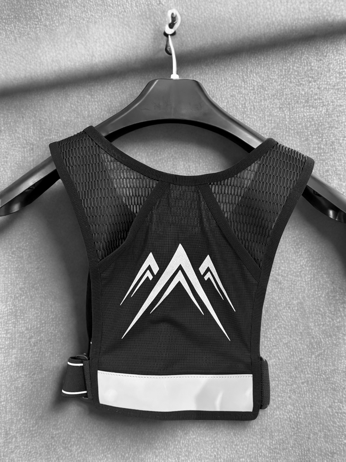 Bounce Free Storage for Your Phone, Hydration & Fuel - CarryLite Running Vest