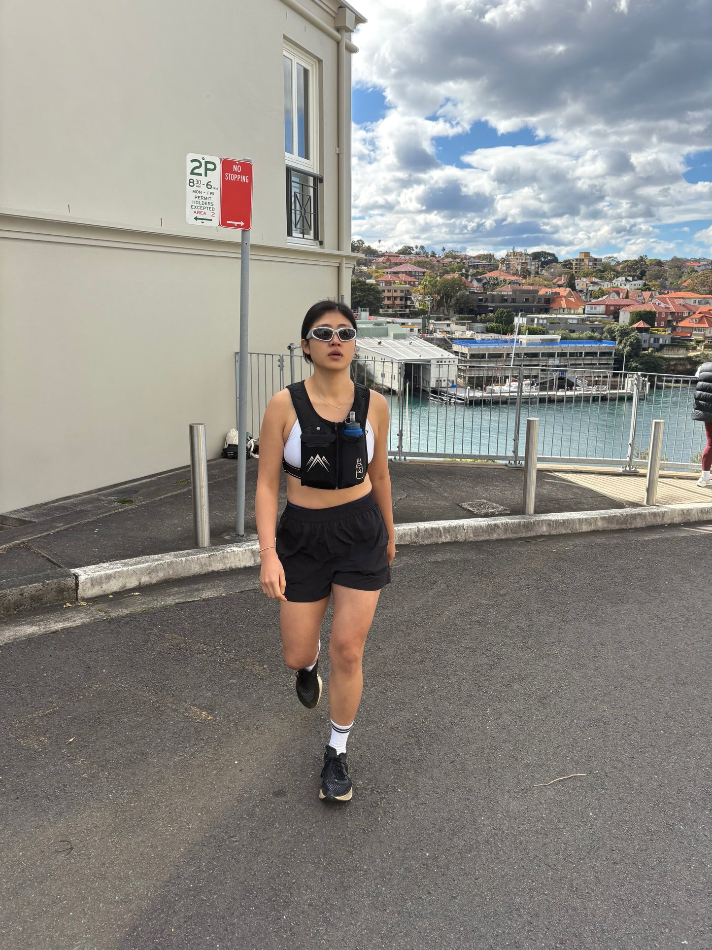 Bounce Free Storage for Your Phone, Hydration & Fuel - CarryLite Running Vest