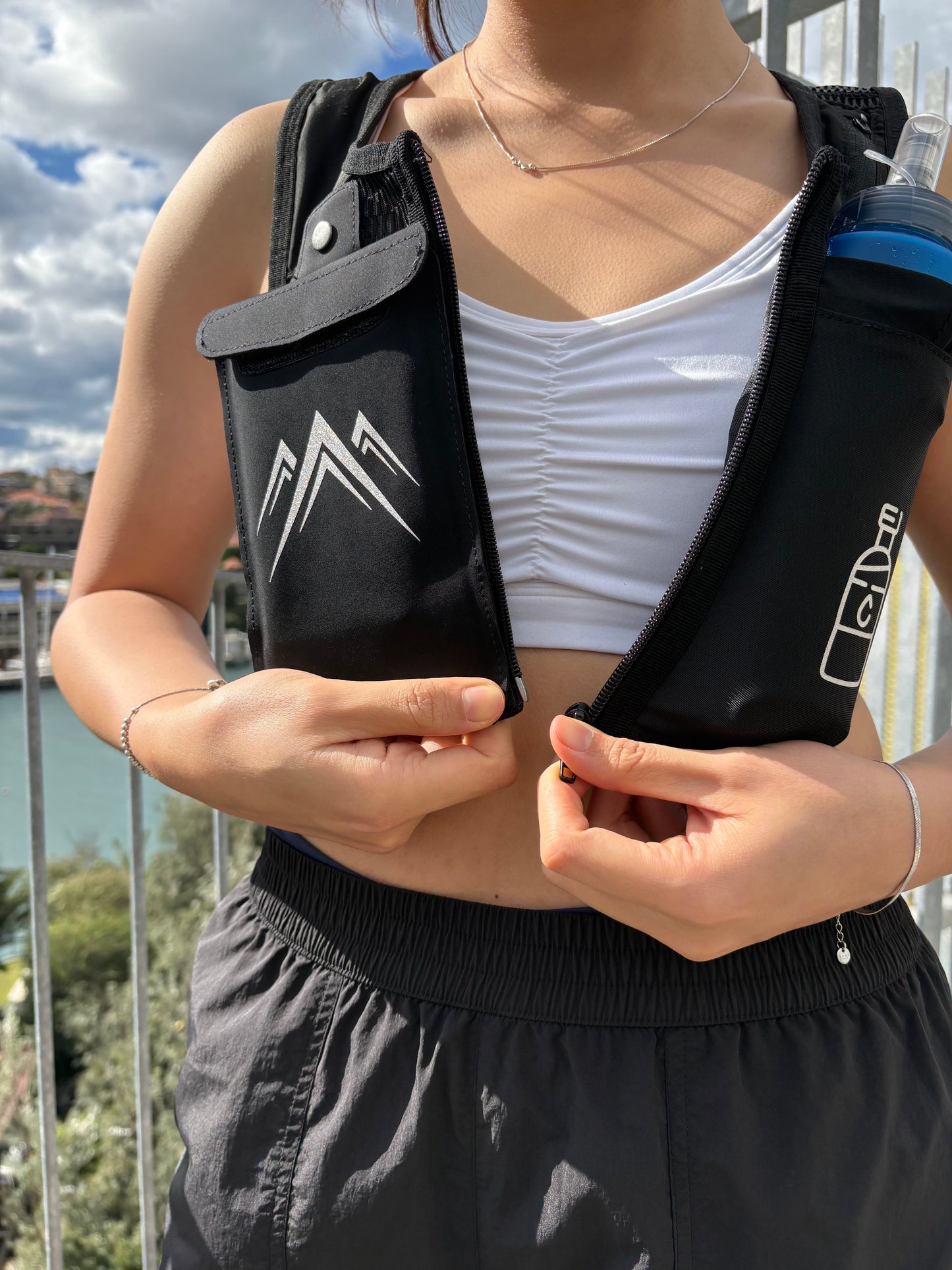 Bounce Free Storage for Your Phone, Hydration & Fuel - CarryLite Running Vest