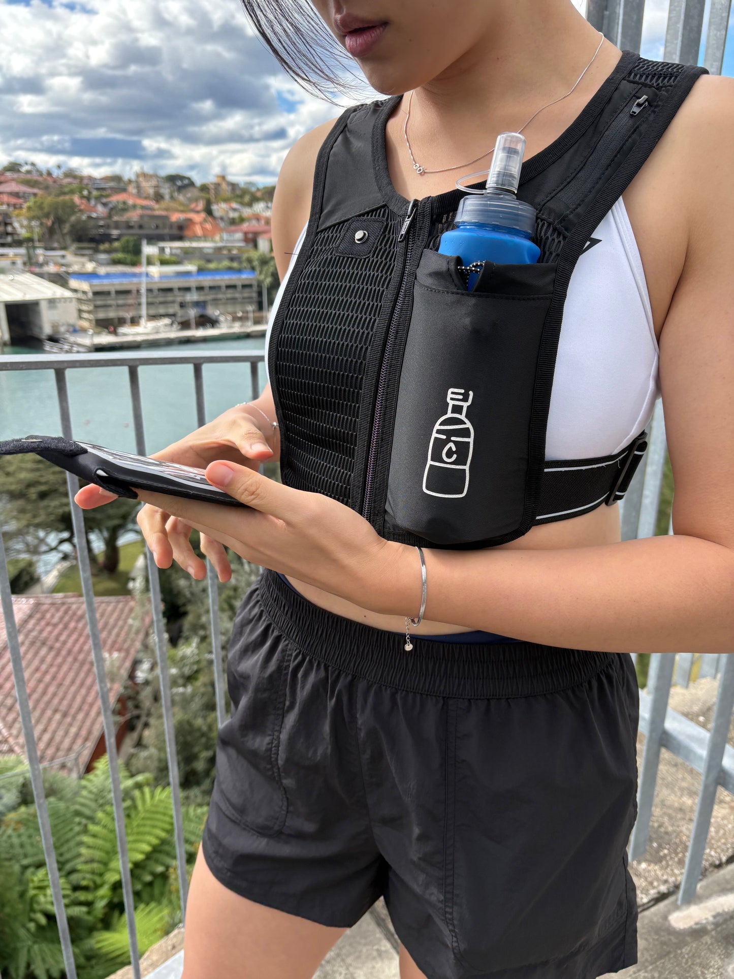 Bounce Free Storage for Your Phone, Hydration & Fuel - CarryLite Running Vest